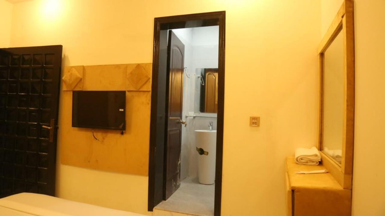 HOTEL DE SMART Multan Bagian luar foto